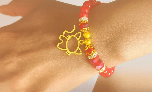 Rode Armband met Kattenbedel – Red Meow Chic | Handgemaakt & Elastisch
