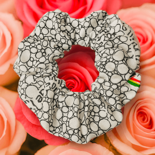 Scrunchie “Sankofa Dots” – Handgemaakt van Afrikaanse Waxprint Katoen