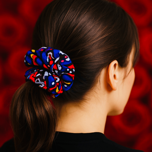“Art Vibe” Scrunchie – Handgemaakte Afro-Chic Haaraccessoire met Kleurrijk Abstract Design 