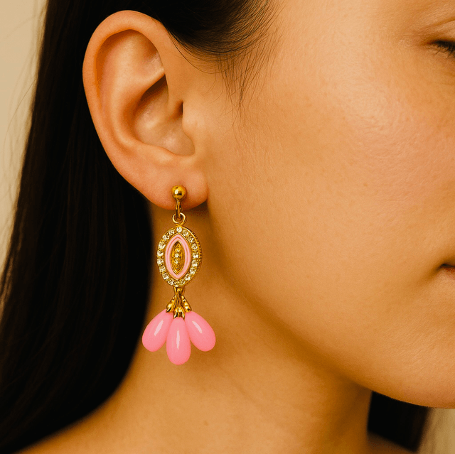 Rosé Charms – Goudkleurige Oorbellen met Roze Druppels & Steentjes