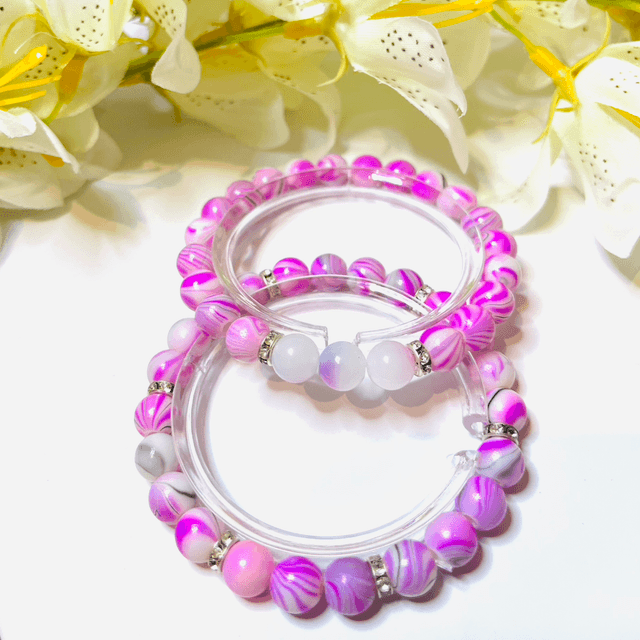 Cotton Candy Glow armband – elastische kinderarmband met roze gemarmerde kralen en glinsterende strass accenten