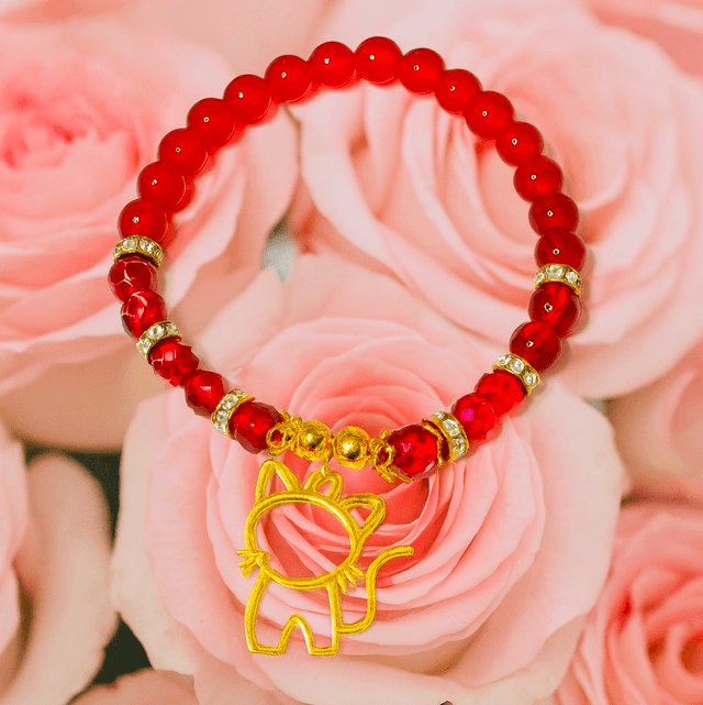 Rode Armband met Kattenbedel – Red Meow Chic | Handgemaakt & Elastisch