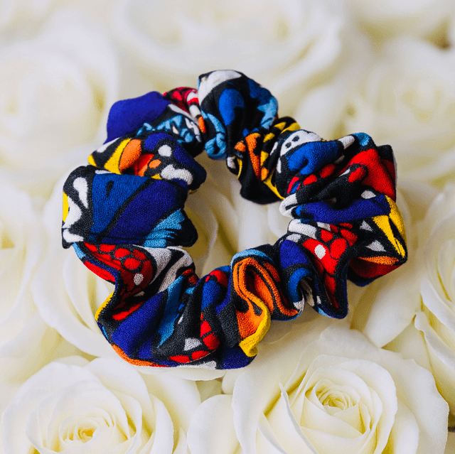 “Art Vibe” Scrunchie – Handgemaakte Afro-Chic Haaraccessoire met Kleurrijk Abstract Design 
