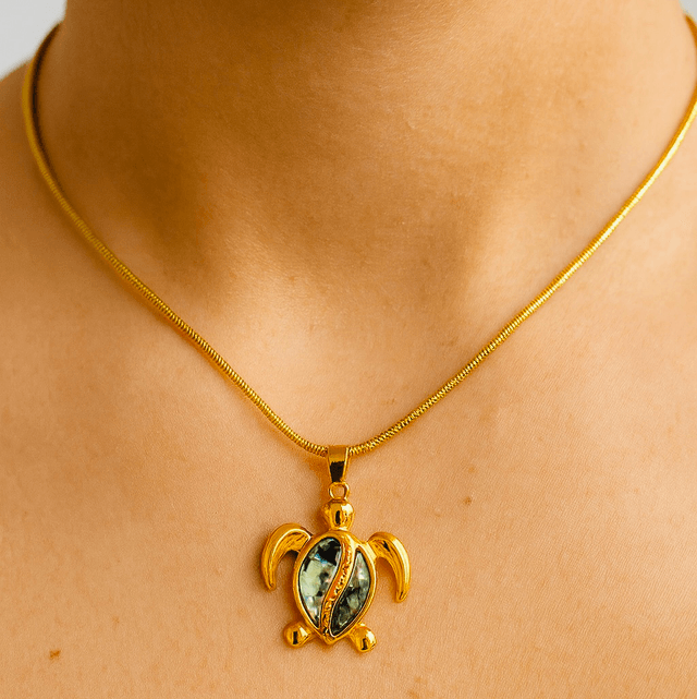 Luxe Goudkleurige Schildpad Ketting met Parelmoer Inleg – Dames Sieraad