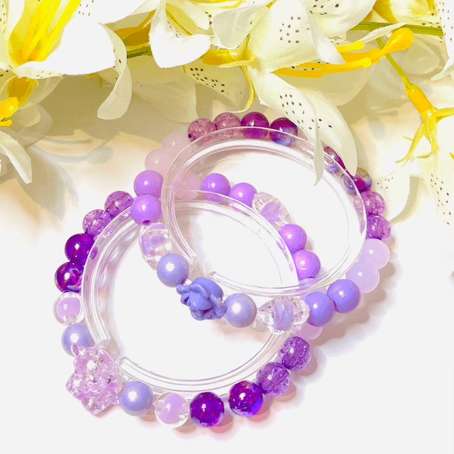 Lavender Whimsy armbandenset – paarse kinderarmbandjes met teddybeer en lavendelroos bedel