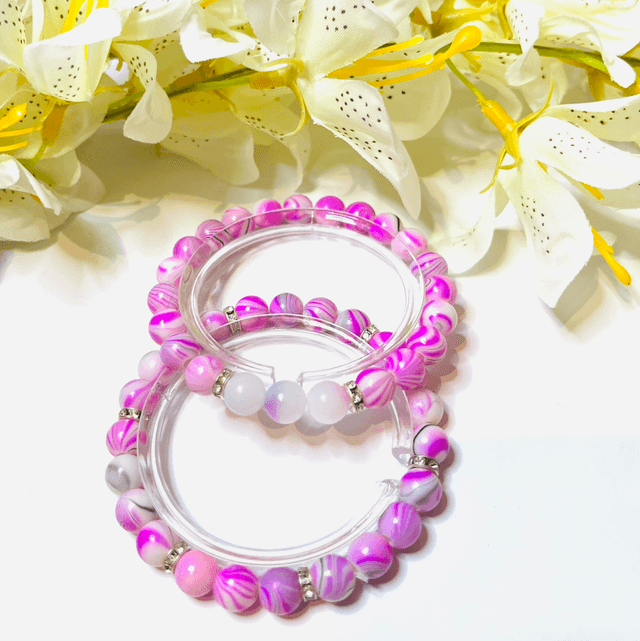 Cotton Candy Glow armband – elastische kinderarmband met roze gemarmerde kralen en glinsterende strass accenten