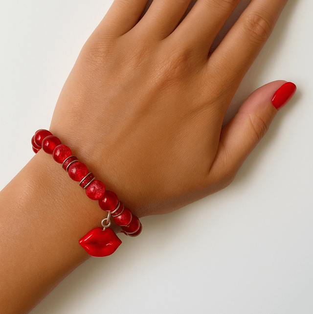 Rode Kralenarmband met Lippenbedel – Kiss of Fire | Handgemaakt Sieraad