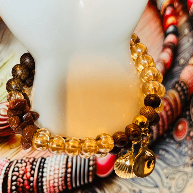 Amber Coast Armband – Goudsteen, Hout & Schelpbedel | Handgemaakt Sieraad 