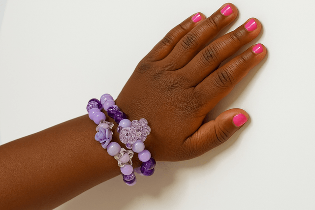 Lavender Whimsy armbandenset – paarse kinderarmbandjes met teddybeer en lavendelroos bedel