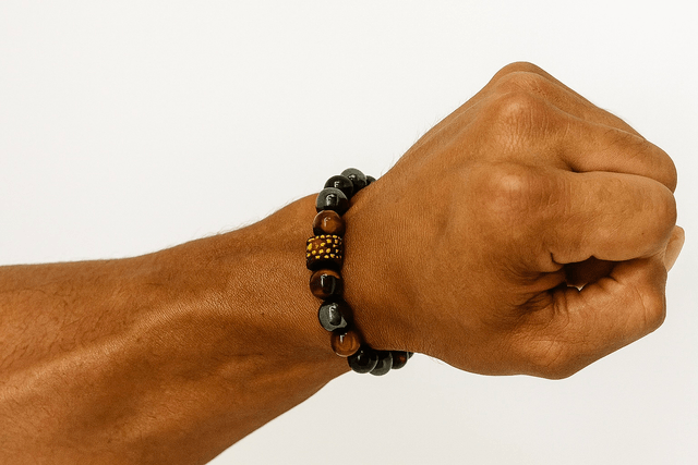 Tribal Focus – Armband met Tijgeroog & Krobo-kraal