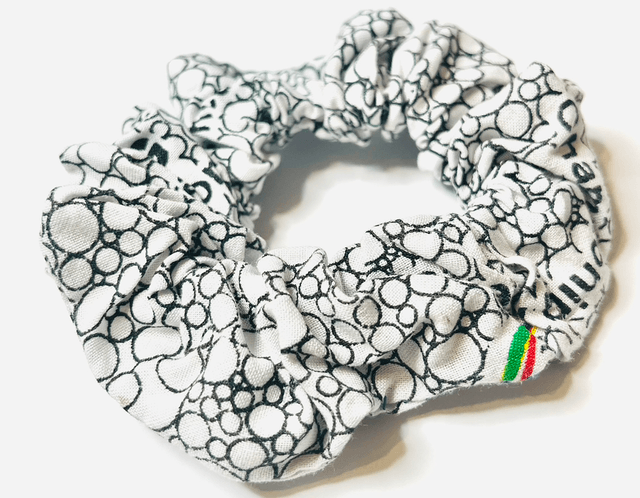 Scrunchie “Sankofa Dots” – Handgemaakt van Afrikaanse Waxprint Katoen