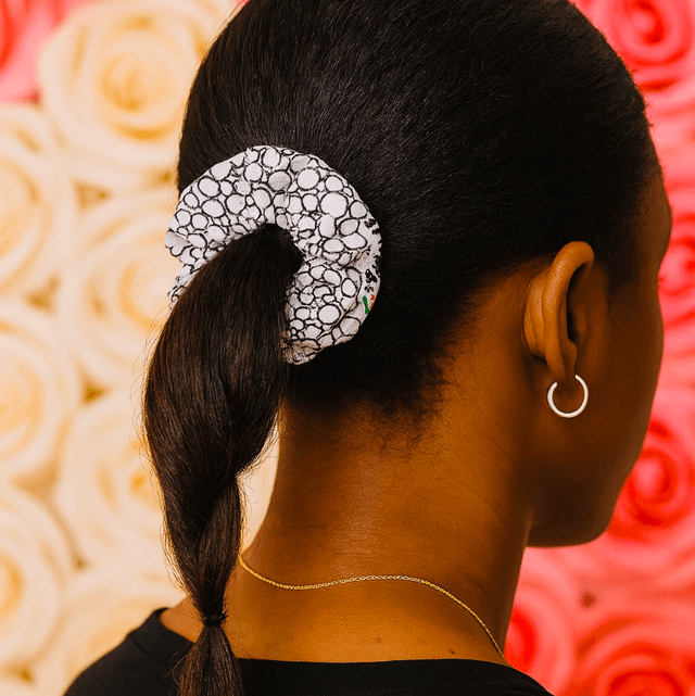 Scrunchie “Sankofa Dots” – Handgemaakt van Afrikaanse Waxprint Katoen