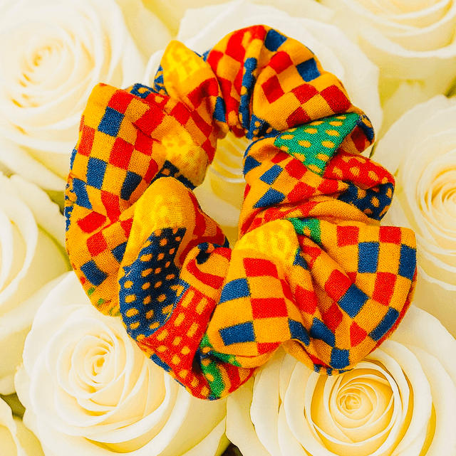 Kente Pride Scrunchie – Handgemaakte Afro-Inspired Haaraccessoire