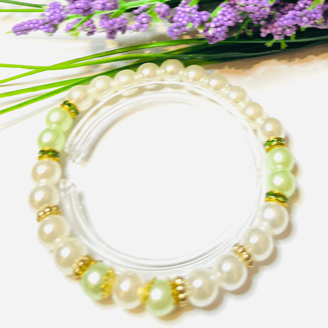 Mint Parel” – Kinderarmband met Lichtgroene Details & Gouden Glans