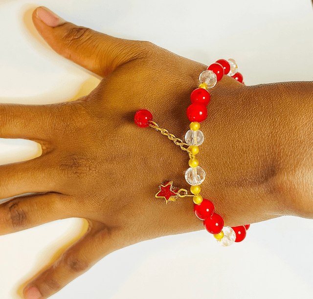 Roze- en Goudkleurige Vlinderarmband – Elegant & Betekenisvol