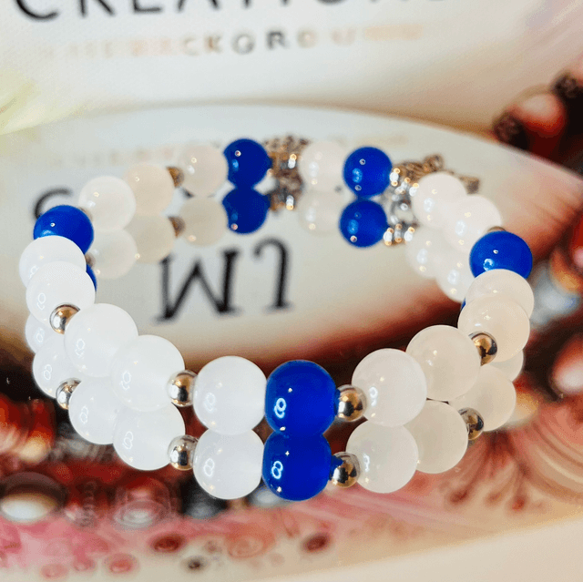 Blue Harmony | Handgemaakte armband met witte en blauwe kralen – Hart & vlinder hanger