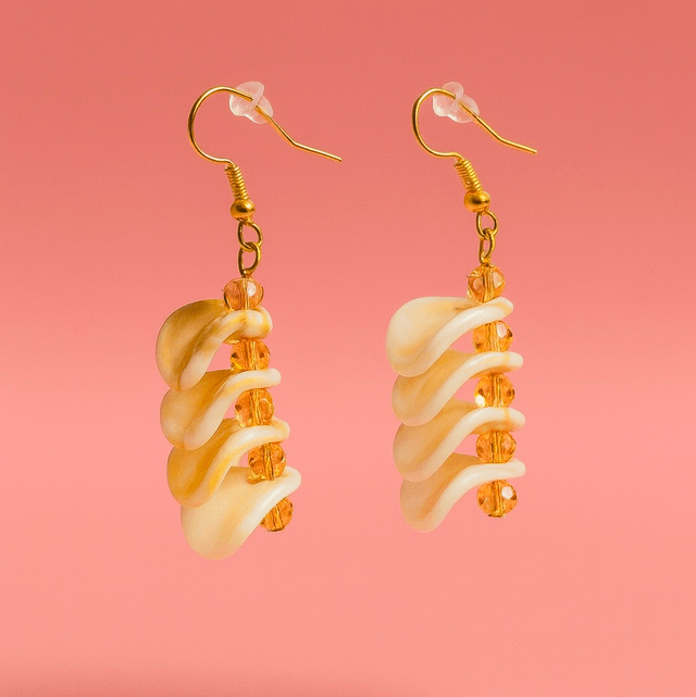 Handgemaakte Schelp Oorbellen met Amberkleurige Kralen – Bohemian Elegantie 