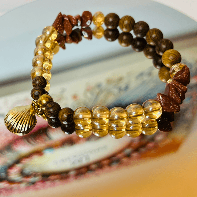 Amber Coast Armband – Goudsteen, Hout & Schelpbedel | Handgemaakt Sieraad 