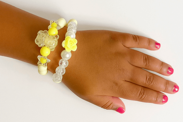 Zonnebloem” – Handgemaakte Armbandenset met Gele Accenten & Kristallen Beer
