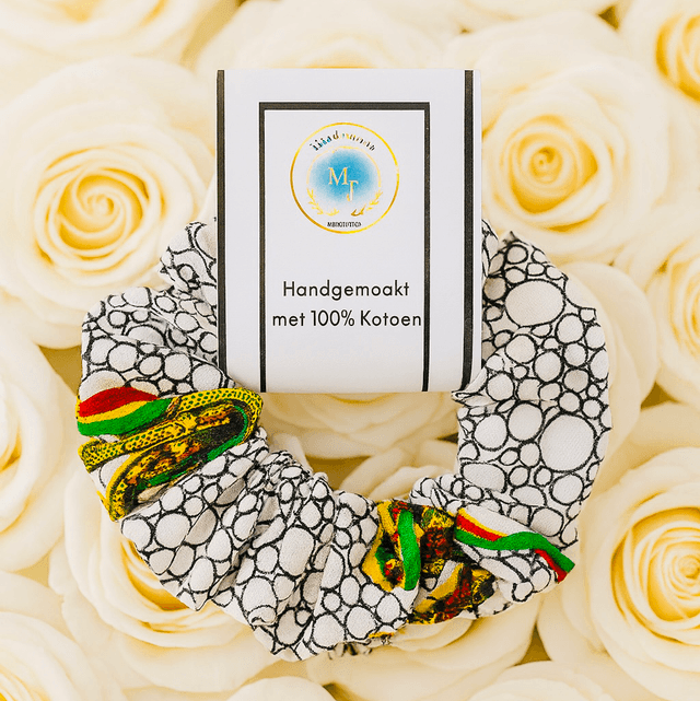 Scrunchie “Sankofa Dots” – Handgemaakt van Afrikaanse Waxprint Katoen