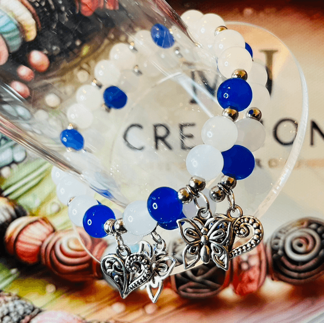 Blue Harmony | Handgemaakte armband met witte en blauwe kralen – Hart & vlinder hanger