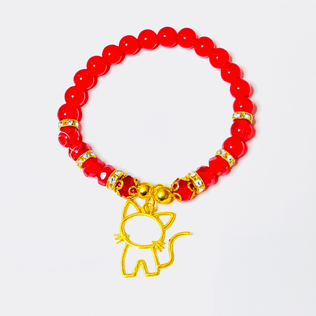 Rode Armband met Kattenbedel – Red Meow Chic | Handgemaakt & Elastisch