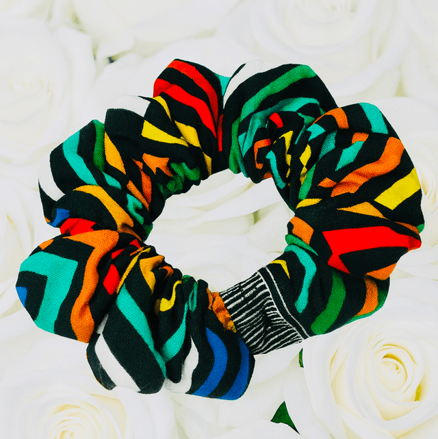 Afrikaanse Scrunchie “Zebra Glow” – Handgemaakte Haaraccessoire met Tribal Geometrisch Design