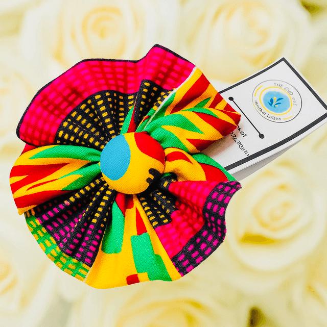 Kente Haarbloem met Elastiek – Handgemaakte Afrikaanse Haaraccessoire van 100% Katoen