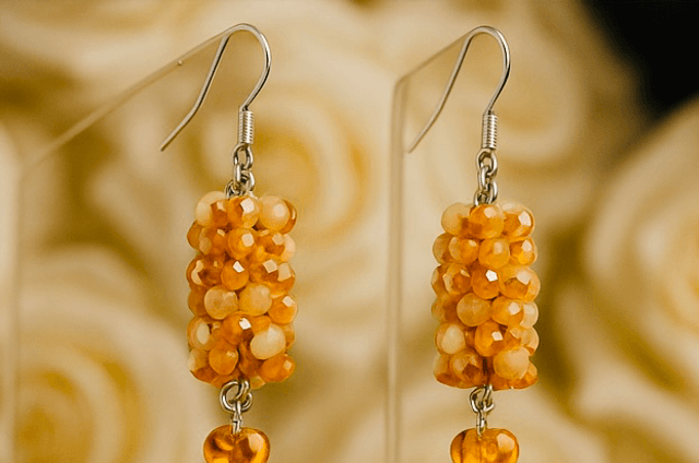 Honey Glow – Kristaloorbel met Goudkleurige Hartbedel