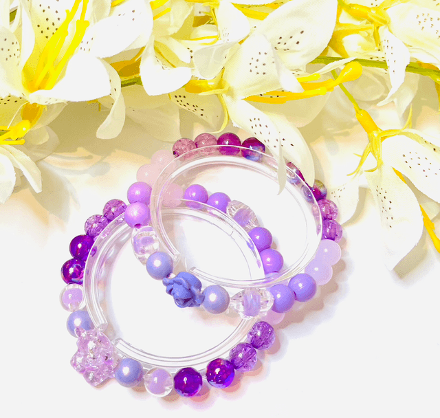 Lavender Whimsy armbandenset – paarse kinderarmbandjes met teddybeer en lavendelroos bedel