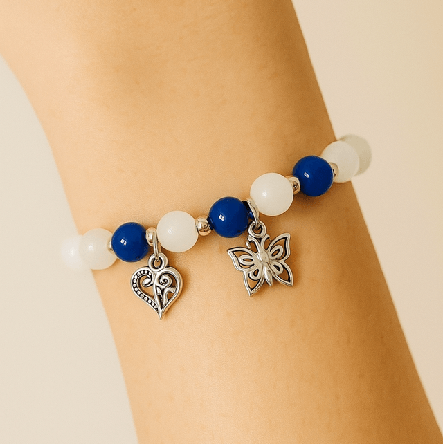 Blue Harmony | Handgemaakte armband met witte en blauwe kralen – Hart & vlinder hanger