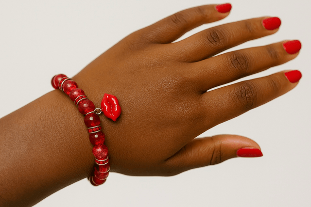 Rode Kralenarmband met Lippenbedel – Kiss of Fire | Handgemaakt Sieraad