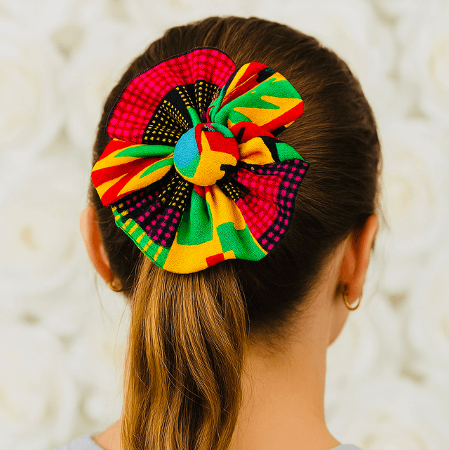 Kente Haarbloem met Elastiek – Handgemaakte Afrikaanse Haaraccessoire van 100% Katoen
