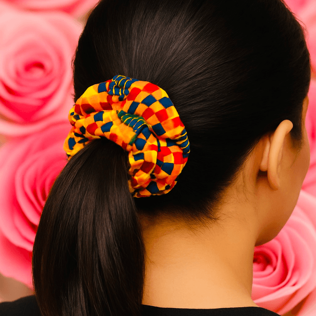 Kente Pride Scrunchie – Handgemaakte Afro-Inspired Haaraccessoire