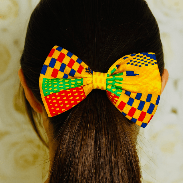 Kente Haarvlinder met Elastiek – Handgemaakte Geel, Rood, Blauw & Groen Haarstrik van 100% Katoen