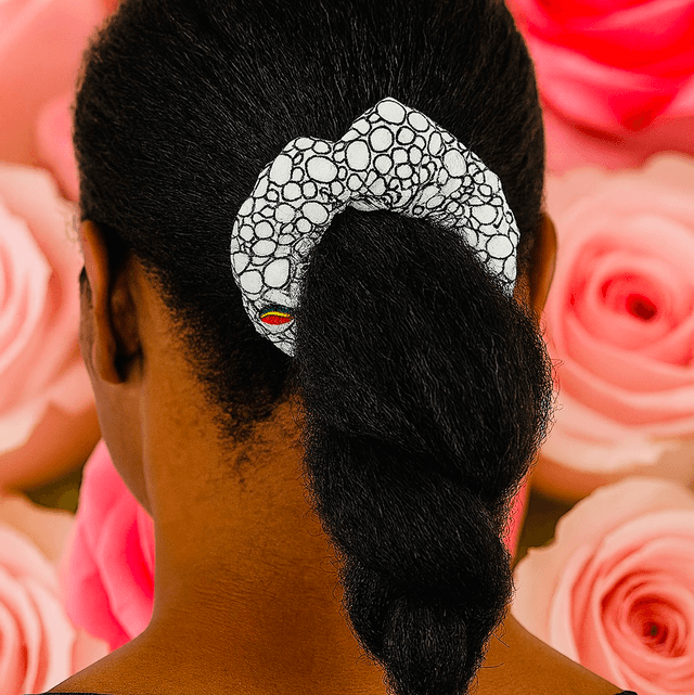 Scrunchie “Sankofa Dots” – Handgemaakt van Afrikaanse Waxprint Katoen