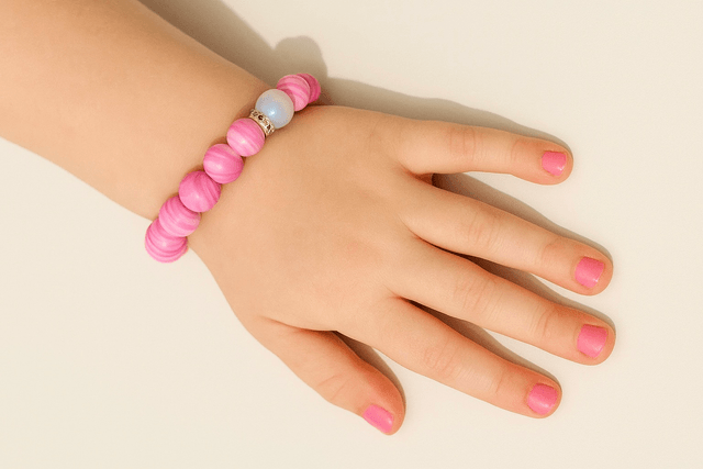 Cotton Candy Glow armband – elastische kinderarmband met roze gemarmerde kralen en glinsterende strass accenten