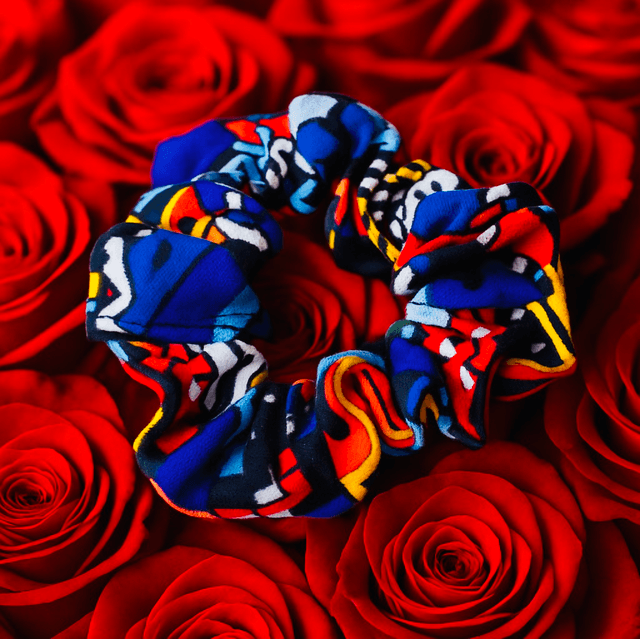 “Art Vibe” Scrunchie – Handgemaakte Afro-Chic Haaraccessoire met Kleurrijk Abstract Design 