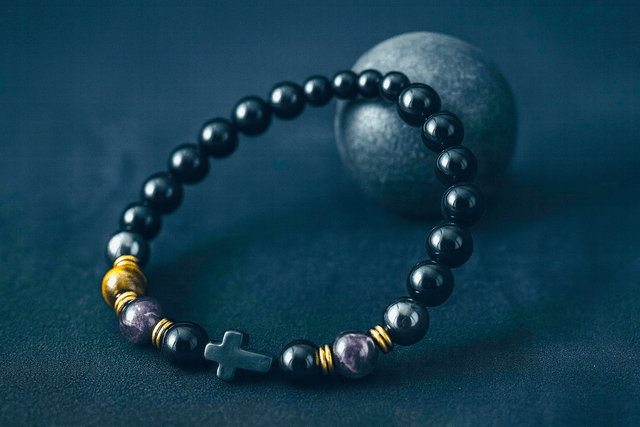 Stoere Herenarmband met Onyx, Tijgeroog & Amethist – Handgemaakt met Kruis Accent