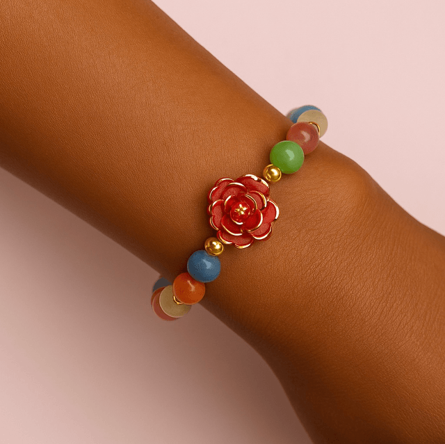 Bloom in Color” – Handgemaakte Armband met Regenboogkralen & Rode Roos