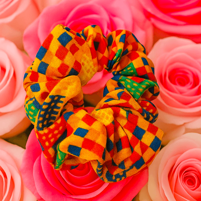 Kente Pride Scrunchie – Handgemaakte Afro-Inspired Haaraccessoire