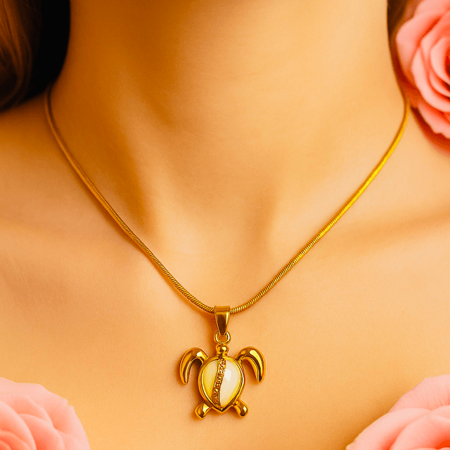 Goudkleurige Schildpad Ketting – Elegant Dieren Sieraad met Parel Inleg voor Dames 