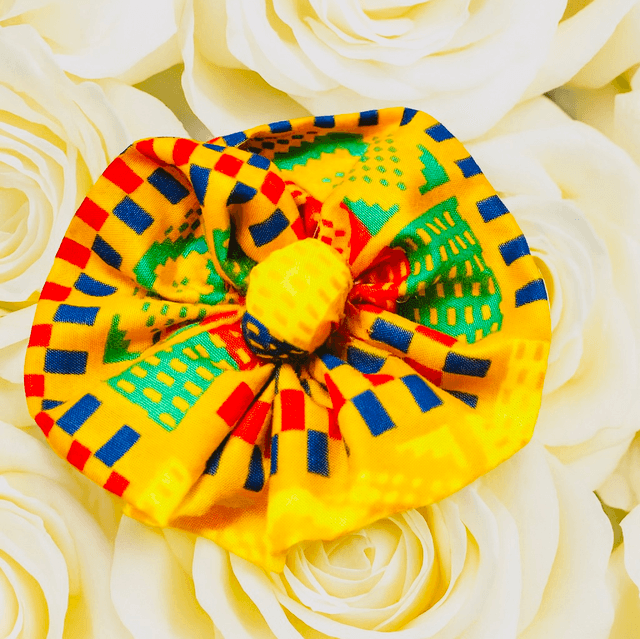 Gele Kente Haarbloem met Elastiek – Handgemaakte Afrikaanse Haaraccessoire van 100% Katoen