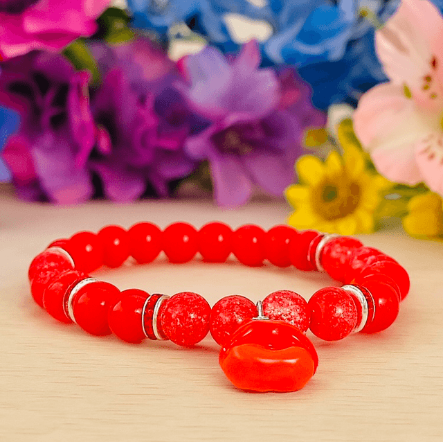 Rode Kralenarmband met Lippenbedel – Kiss of Fire | Handgemaakt Sieraad