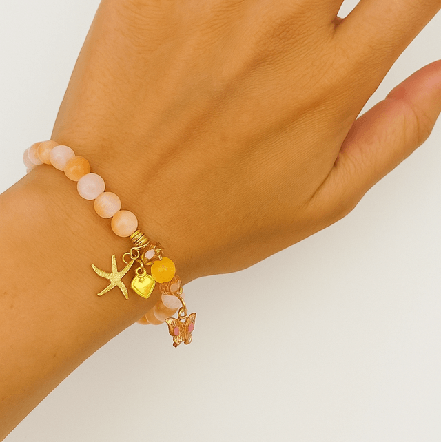 Peach Sands Armband – Goudkleurige Bedels & Perzik Kralen | Handgemaakt