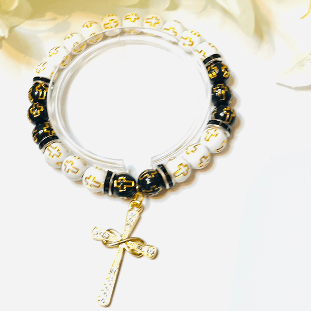 Faith & Elegance” – Armband met Gouden Kruisbedel en Symbolische Kralen