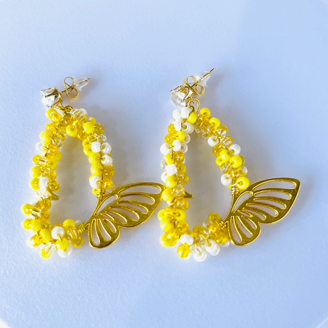 Butterglow Drops – Gele Kralenoorbellen met Gouden Vlinderaccent