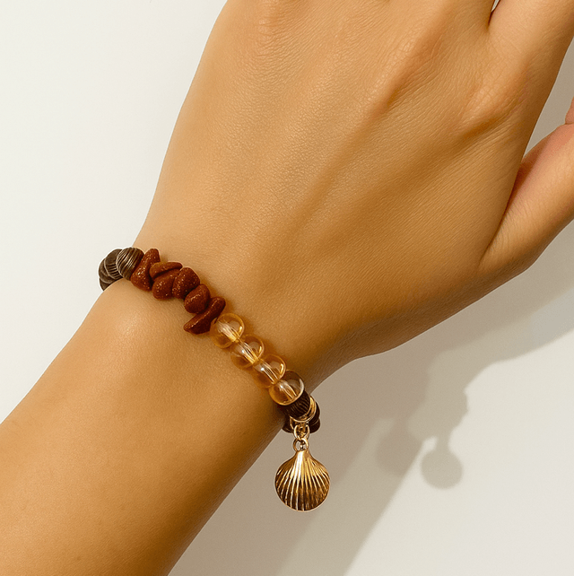 Amber Coast Armband – Goudsteen, Hout & Schelpbedel | Handgemaakt Sieraad 