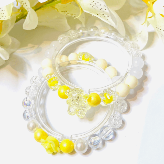 Zonnebloem” – Handgemaakte Armbandenset met Gele Accenten & Kristallen Beer