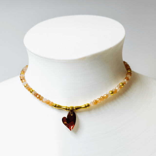 Handgemaakte Choker Ketting met Hart Hanger – Natuursteen en Goudkleurige Accenten